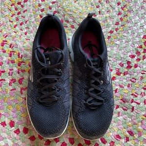 Sketcher tennis shoe